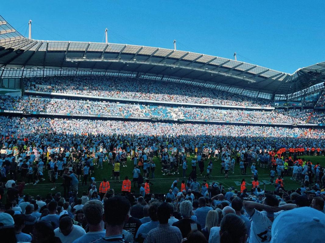 罗马诺：曼联已与内维斯的经纪人交谈，但还没有和新月正式谈判（罗马诺：曼联已接触内维斯经纪人，暂未与新月展开正式谈判）