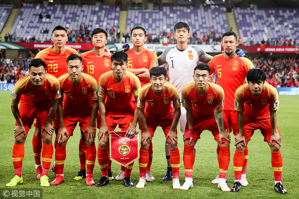 太阳报：里奇的主持人女友亮相米兰德比，透视装造型引发热议