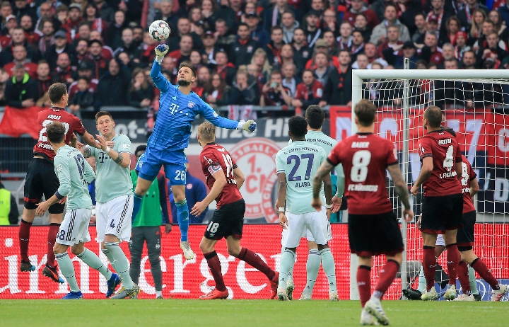 国足重建计划：明年初集结，放弃30岁+老将，蒋圣龙等人成核心（国足重建启动：明年初集中，30岁以上老将暂别，蒋圣龙等成球队核心）