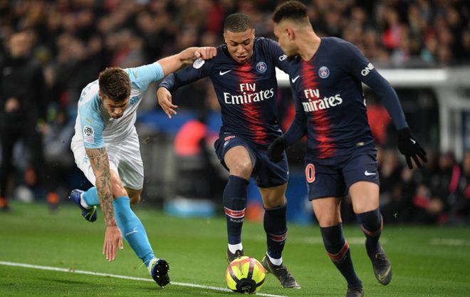 滑手扮关公成都街头玩滑板