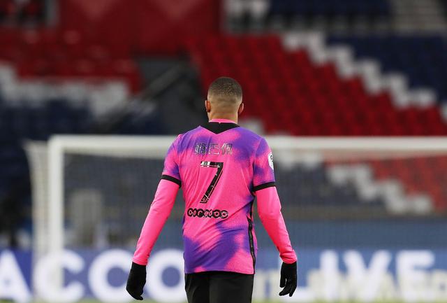 广东籍球员廖锦涛、吕焯毅参与英博队内的大连话挑战，前者胜