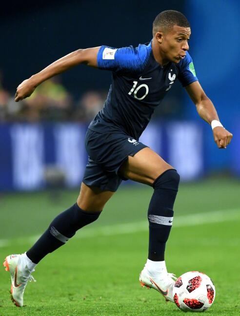 拜仁12轮不败领跑，曼城绝杀鱼腩，巴萨AC米兰登顶