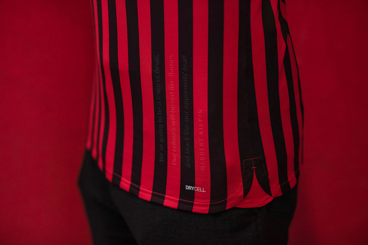 西甲：巴萨主场3-0完胜瓦伦西亚（西甲-巴萨主场三球零封瓦伦西亚）