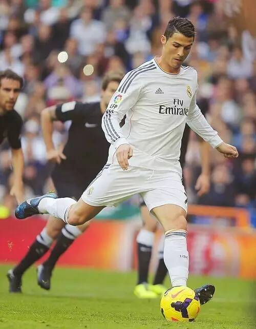 每体：法国球迷和名宿对姆巴佩在受伤离队后前往迪拜度假不满（每体：姆巴佩伤退后赴迪拜度假引法国球迷与名宿不满）